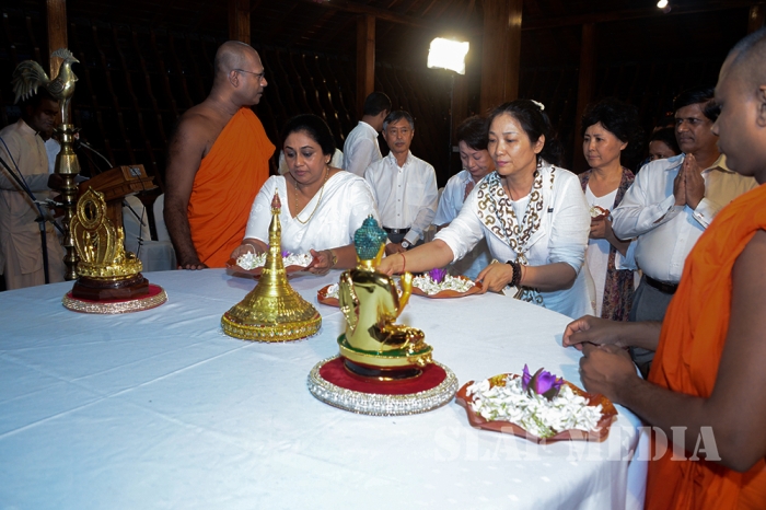 Commander of SLAF Switches On Lights at the Gangarama Vesak Kalapaya