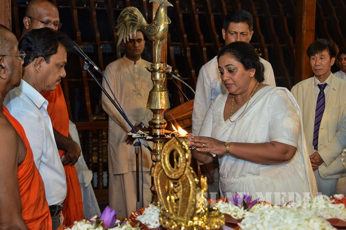 Commander of SLAF Switches On Lights at the Gangarama Vesak Kalapaya