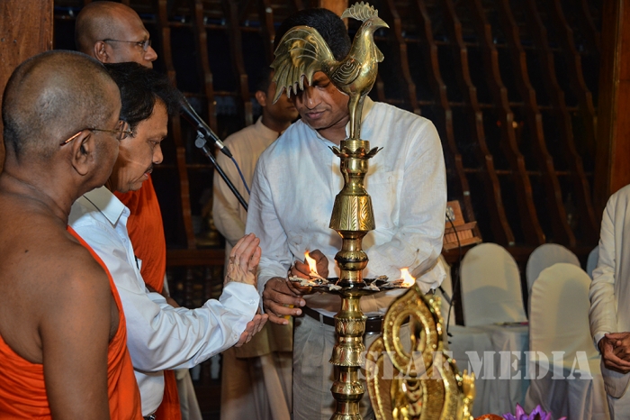 Commander of SLAF Switches On Lights at the Gangarama Vesak Kalapaya