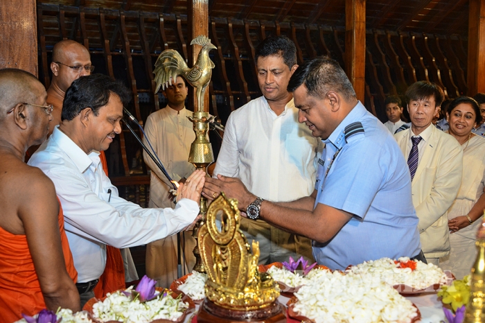 Commander of SLAF Switches On Lights at the Gangarama Vesak Kalapaya