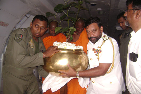 ජය ශ්රී මහා බෝධීන්
වහන්සේගේ අංකුරයක් ගුවන් හමුදා අනුරාධපුර කදවුරේ සිට ගුවනින් බුද්ධ ගයාවට
වැඩමවයි