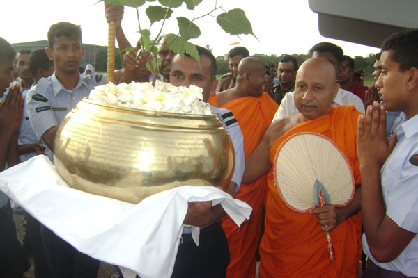 ජය
ශ්රී මහා බෝධීන් වහන්සේගේ අංකුරයක් ගුවන් හමුදා අනුරාධපුර කදවුරේ සිට
ගුවනින් බුද්ධ ගයාවට වැඩමවයි