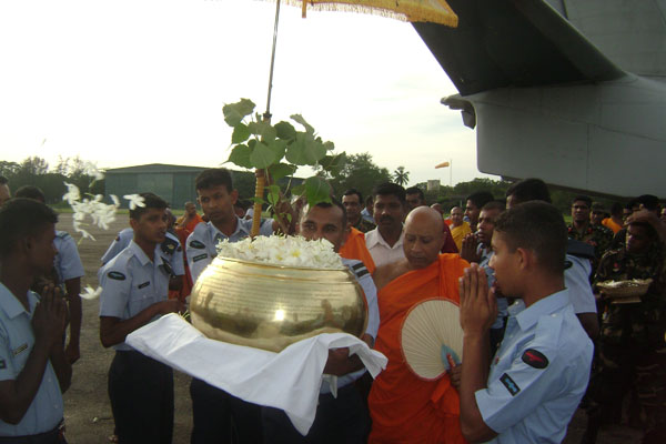 ජය
ශ්රී මහා බෝධීන් වහන්සේගේ අංකුරයක් ගුවන් හමුදා අනුරාධපුර කදවුරේ සිට
ගුවනින් බුද්ධ ගයාවට වැඩමවයි