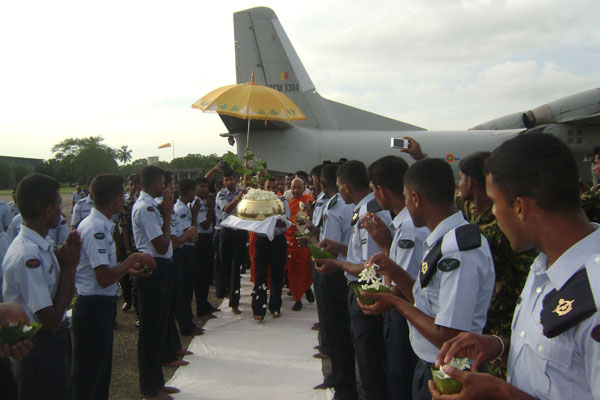 ජය
ශ්රී මහා බෝධීන් වහන්සේගේ අංකුරයක් ගුවන් හමුදා අනුරාධපුර කදවුරේ සිට
ගුවනින් බුද්ධ ගයාවට වැඩමවයි