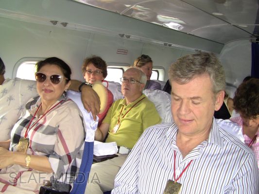 A group of
foreigners flies with Helitours