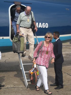 A group of foreigners
flies with Helitours