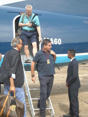 A group of foreigners
flies with Helitours