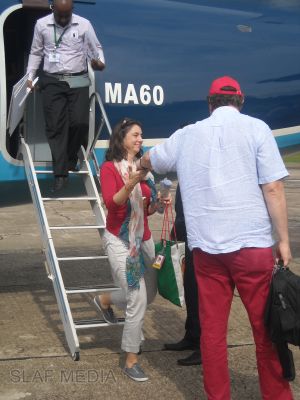 A group of foreigners
flies with Helitours