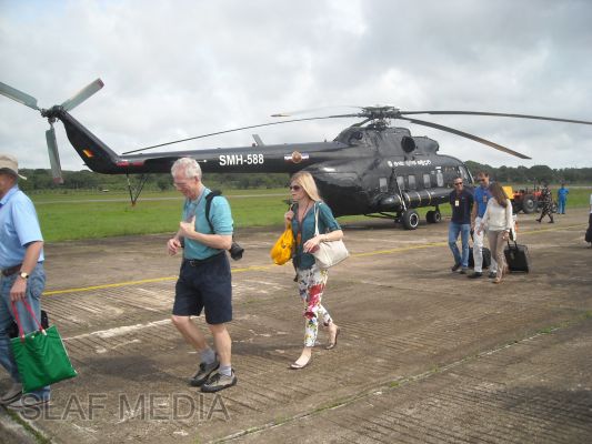 A group of foreigners
flies with Helitours