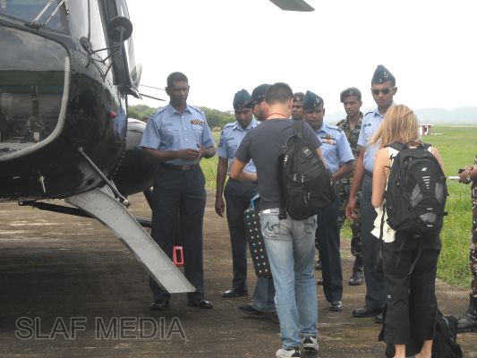 A group of foreigners
flies with Helitours